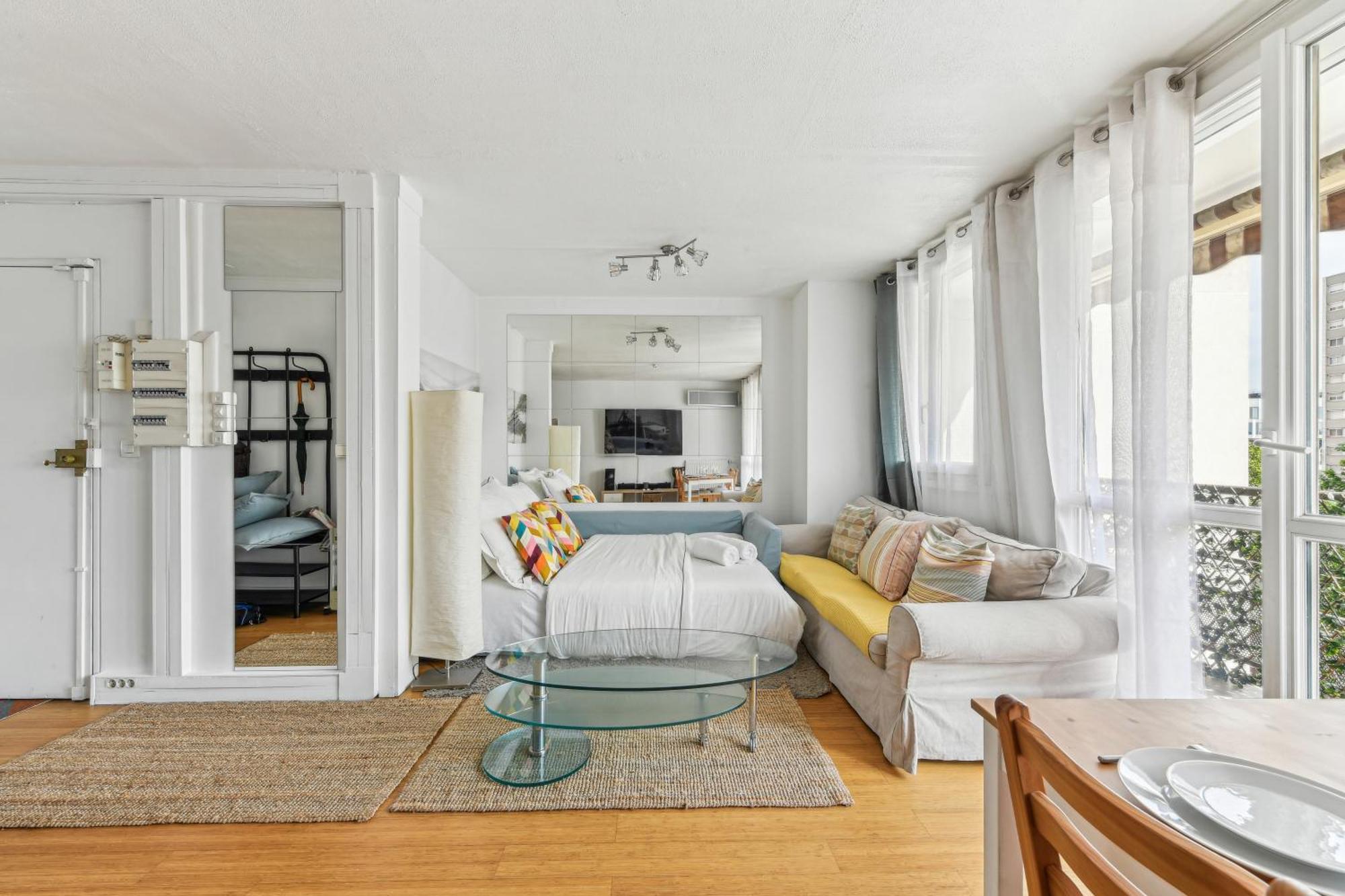 Chic And Comfortable Apart With Balcony Левалуа-Пере Экстерьер фото